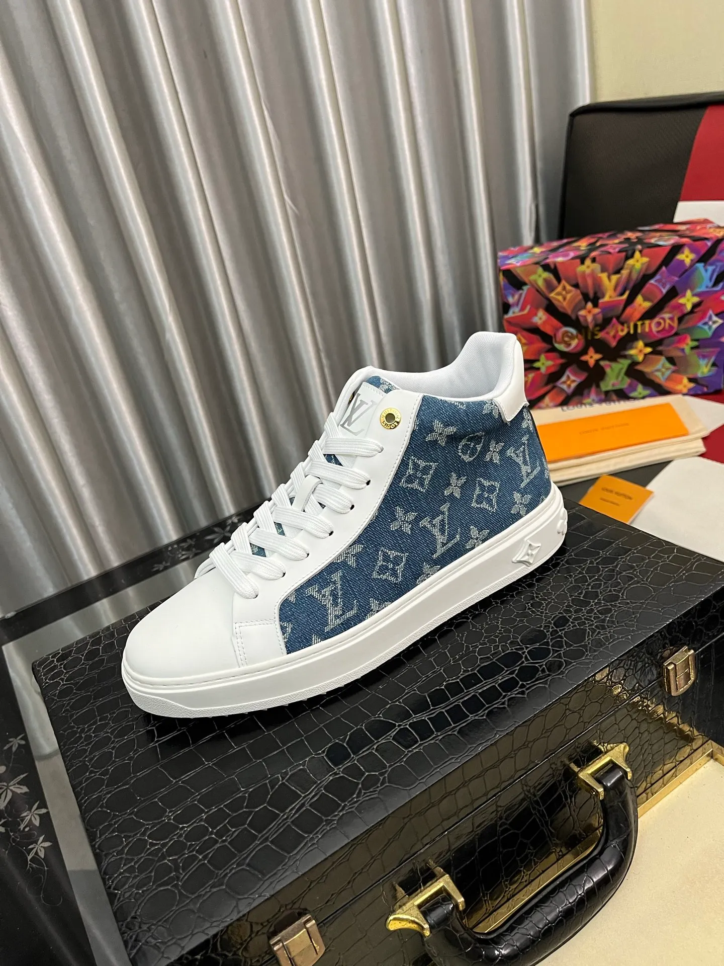Men's shoes 💰: 560⌚️⌚️ Louis vuitton/LV Louis Vuitton 》Original quality.~ Unique modern style sneakers. 🏃A must-have casual shoe for trendy men😍😍 Original brand imported from Italy, imported original leather, sheep lining (refuses to discolor and grind feet) Sole: Original sole provided by the original factory, French lazy style design ⚠️Fit to the feet, original quality, super comfortable original sole. Code number: 38-444⃣️Color optional